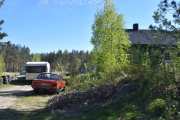 Men her har vi også en veteran, det er en Opel Rekord 2.0 S fra  1977. Men nå må vi kjøre videre, det er flere som har biler i hagen sin