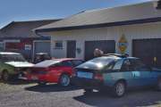 Her går alt i Renault og alle vi ser her er veteraner. Til høyre har vi en Renault Fuego TX 2 fra 1981, til venstre står det en Renault Alpine V6 Turbo fra 1985, innerst i kroken står en halv Renault 4 fra rundt 1970 og til venstre for den en Renault 12 TS fra 1978