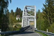 Men nå parkerer jeg bilen og vi kjører sammen over Eidsfossbrua som er fra 1921