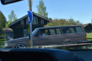 Men på veien dit vi skal så dukker det opp en veteran, jeg tror det er en Volvo 245 fra 1980 åra og sjekk de høyttalerne bak da
