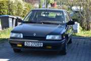 Men denne er en veteran, her ser vi en Renault 21 TXE fra 1990. Ikke så ofte du ser en slik bil på veien