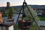 Solen er i ferd med å gå ned og vi hører veden knitre i bålpannen