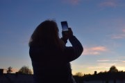 Solnedgangen må dokumenteres før vi reiser tilbake, det har vært en koselig kveld