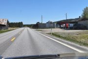 Nå har vi kjørt en liten stund og nærmer oss Skarnes, her heter veien Oslovegen, enda jeg ikke har kommet til Kongsvinger