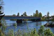 Dette er Skarnes bru som ble åpnet i 1976 og var da Norges lengste bjelkebro i stål. Den er 180 meter lang og kommer ikke til å ramle ned med det første, dette er en veteran