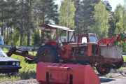 Denne traktorgraveren står jeg bom fast på, men at den er en veteran fra 60-70 åra er jeg nesten sikker på