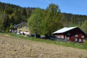 Det er vakkert oppover her, og her fant jeg to veteraner. Huset til høyre må nok være fra 1800 tallet, men påbygd litt senere. Så står det en Volvo der, jeg vil tro det er en 144 fra rundt 1970 men jeg ser bare baken på den