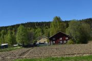 Her ser vi bygget til høyre litt bedre, men Volvo-en ble borte. Her kan vi se lafteverket på nedre høyre del, og planken er nok satt på senere når de utvidet bygget