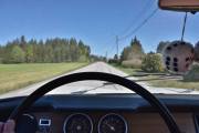 Siden Renault 8 har en 8 spors kassettspiller i bilen med Johnny Cash, så tar jeg meg en tur ut på veien med den. Og jeg kan dokumentere at den er god å kjøre