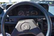 Jeg setter meg inn i den siste bilen, dette er en populær sportsbil som heter Renault Fuego TX og er fra 1981. Men nå gir vi oss med dette og tar rattleken istedenfor