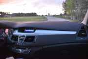 Så vi setter oss i en Renault Laguna Coupe fra 2010 og kjører en tur til en som også har biler i hagen sin