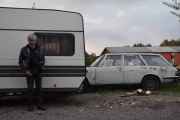 Men vi kom fram til slutt og ble godt tatt imot, campingvognen er en Knaus og sikkert en veteran. Bilen til høyre er en Mazda 1500 stasjonsvogn, den ble produsert fra 1967 til 1972, så dette er en veteran