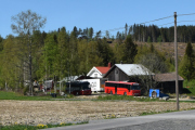 Jeg var helt sikker på at den røde bussen var en veteran, men når jeg ser litt nærmere etter så ble jeg usikker