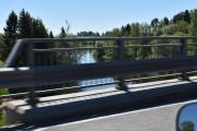 Nå kjører vi over Uvesund bru hvor elven Uåa går under, den renner fra Vangen og ned til Glomma