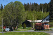 Det er to Volkswagen Transporter T1 og begge har delt frontrute som betyr at de må være fra 1950 til 1967. Den røde ser ut som den har vært russebil i Skarnes