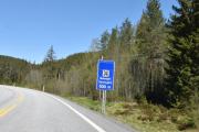 Men en stund senere kommer et mer lokalt skilt, vi har Malungen Gjestegård foran oss og nå heter veien Odalsvegen og vi er i Vallset