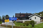 Men nå kommer vi til tettstedet Gata hvor det bor 519 innbyggere. Hva skulle vi ha gjort uten skilt