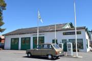 Men nå har jeg kjørt så langt at jeg må fylle bensin, men det er jo ikke bensin på pumpene. Jeg har kommet til Ådalsbruk Motormuseum
