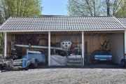 Ok, denne kan bli litt vanskelig, men jeg begynner fra venstre. Først en Buick Roadmaster fra 1950, så er det kanskje en Volvo PV bak flyet Piper, men begge er veldig usikre, så til høyre har du en  Vauxhall Viva fra slutten av 1960 åra