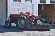 Jeg elsker når jeg ser at en traktor har skilt på seg, dette er en Massey Ferguson 25 fra 1972. Men sjekk den Scooteren bak, den var spesiell