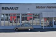 Men nå er jeg fremme hos Motor Forum i Elverum, skal bare inn å betale regningen på en del til kjølesystemet på Renault Clio-en