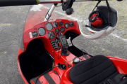 Solungen Mikroflyklubb. Dette er en Apollo DeltaJet 2 som er i kategorien vektskiftfly som også blir kalt motorisert hangglider. Flyet er en 2016 modell, så det er ganske nytt