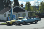 Det står alltid fine biler på Skarnes, dette tror jeg er to Dodge Super Bee fra rundt 1968–1970 åra