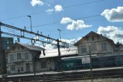Vi passerer Kongsvinger stasjon og der står jo en VY BM-75 med nummer 75049 som er en N-NOR 94 76 0402 049-7. Jeg begynner og få tak i det nå