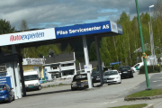 Selvfølgelig så kjenner jeg igjen bilene som står parkert her, der borte ser du en Opel Olympia Rekord fra 1969 som jeg har tatt bilde av før i 2021