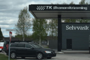 Adressen er Vålerstuen 2 hvor Mobakk Bil og service hold til, men nå er det TK Økonomitrimming som er her, og bilen min trenger litt trimming