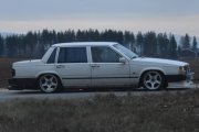 Av og til, eller kanskje litt ofte så dukker det opp en Volvo. Dette er en råner bil, spoiler foran og senket så det holder. Eksospotta bak betyr at den lager lyd når den kjører