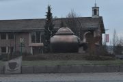 Det er første gang jeg ser kaffekjelen i rundkjøringen på Flisa, så jeg må finne litt ut om den. Så nå bare siterer jeg: Nå er det klart at en gigantisk kaffekjele blir kunstverket som skal pynte rundkjøringa på Flisa. Kunstverket er en gave fra Sparebanken Hedmarks Kunstfond, og bak står kunstner Hans Martin Øien fra Drammen