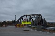 Men Flisa bru er jo stengt, den ble stengt to dager etter at Tretten bru falt ned i august. Nå er vi i oktober, tro når den vil åpne igjen...