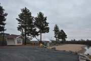 På strandområdet har vi Færder`n. Det er kiosken vår med uteservering. Vi gleder oss til å servere deg Færderburgeren vår, mens du nyter utsikten over Flisaelva og følelsen av sommer