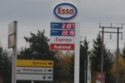 Nå har vi kommet til Oppaker, og her er prisen kr. 22.19 på diesel og kr. 21.07 på bensin. Nå er det bare en bensinstasjon her som jeg kan se, så det er vel greit at det er litt dyrere her enn i Vormsund på Shell