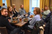 Men nå er maten servert, se på det bordet da - Bon appetitt. Som dere ser så er det noen som må be en bordbønn først