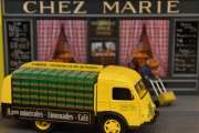 Jeg må innrømme at han har noen fine modeller, her står en Renault ved Chez Marie, 27 rue Gabrielle i Paris