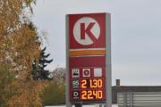 Nå har vi kommet til Skarnes og der er jeg lommekjent, dem har to bensinstasjoner som er så nærme hverandre, at de kan se på hverandre med kikkert. Her er den første, prisen på diesel er kr. 22.40 og på bensin 21.30