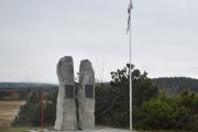 Dette er minnebautaen over de falne i slaget ved Rustad 17 april 1940. På Rustad nordre er det reist et minnesmerke over de norske soldatene og sivile som falt under kamphandlingene her mot tyske styrker i 1940. Den kom opp i 1984