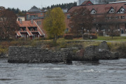 Her ute lå Kongsvinger mølle. Jeg siterer: I 1882 ble det oppført ei mølle i Glomma, som ble drevet av stryket ovenfor Kongsvingerbrua. Mølla ble ikke drevet lenge. På samme sted ble det derfor anlagt ei sag med høvleri og trelastforretning på land like ved. Men det store saghuset ute i Glomma ble hetende Mølla så lenge det var til