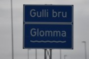 Men så kommer vi til Gulli bru som jeg ikke har sett på GPS-en siden vi kjøpte bilen i 2013, men nå har vi oppgradert GPS-en. I april 2014 skøyv Skanska på plass 21.500 tonn slik at vi kunne komme raskere fram
