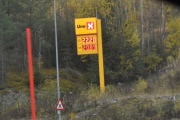 Når vi passerer Kongsvinger og ser på Uno-X Dunderdalen, så er ikke prisen så gal der. Så vi kjører en gang rundt rundkjøringen og da skjer det noe
