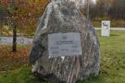 Vi tar en liten stopp ved Kløfta, her finner vi en stein. Rv. 2 Kongsvingervegen, her var byggestart 5 november 2004