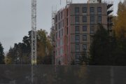 Fyrstikkbakken 14. Jeg siterer: Fyrstikkbakken 14 bygges i massivtre. Et materiale som både er elegant og solid, men like viktig; det er et av de mest miljøvennlige alternativene i dagens boligbygging. I tillegg gir materialet et veldig godt inneklima fordi det tar opp fuktighet når det er fuktig og tilfører fuktighet til leiligheten når det er tørt, for eksempel på vinterstid