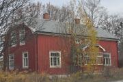 I Schusslers veg 20 ligger denne bygningen som er nokså gammel, men hvor gammel fant jeg ikke ut av