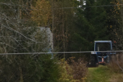 Traktoren ved siden av er også veteran, men den er for langt unna