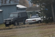 Så dukker det opp to veteraner, den til venstre er en Mercedes-Benz 300 GD fra 1985, og den til høyre er en Mercedes-Benz 450SL fra 1974