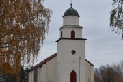 Så passerer vi Grue kirke som er fra 1828. Det er en langkirke som er bygget i stein har 500 plasser og er stor