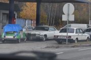 Men her så dukker det opp noen veteraner, vi begynner fra venstre. Den første er en Citroën 2CV fra rundt 1970 en gang, den neste er en  Cadillac De Ville Cab fra 1970. Den siste er en Volvo 240 GL fra 1993 som snart blir veteran