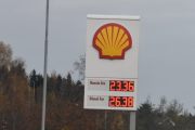 Men på denne turen så skal vi også følge med på drivstoffprisene oppover. Blir det dyrere eller billigere når vi reiser oppover? Vel, vi er ved E6 på Kløfta og diesel koster kr. 26.38 og bensin kr. 23.36